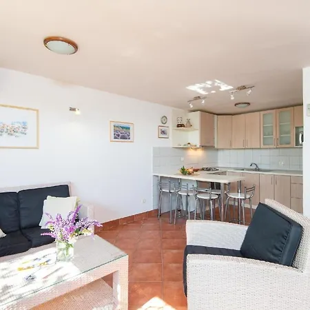 Ferienhaus Fuer 6 Personen Ca 100 Qm In Perna, Dalmatien Sueddalmatien Prázdninový dům