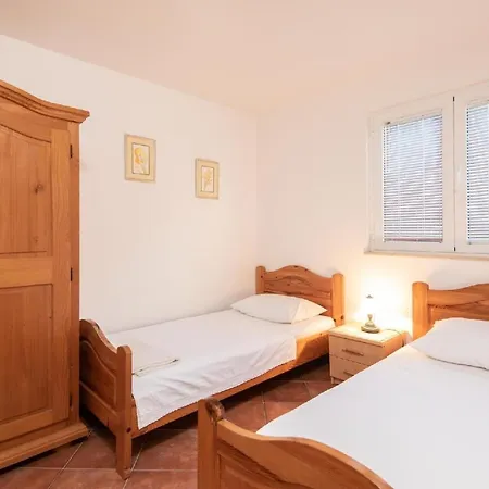 Vakantiehuis Ferienhaus Fuer 6 Personen Ca 100 Qm In Perna, Dalmatien Sueddalmatien *