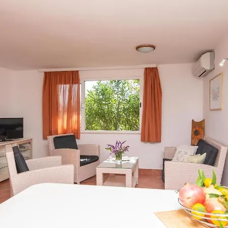 Vakantiehuis Ferienhaus Fuer 6 Personen Ca 100 Qm In Perna, Dalmatien Sueddalmatien